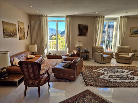 Appartement T4 de 240 m² en duplex avec cave et parkings