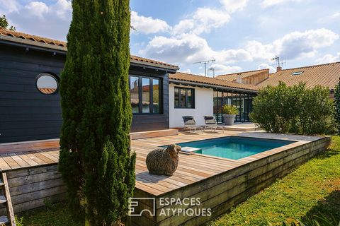 EXCLUSIVITE ESPACES ATYPIQUES Nichée au coeur du village de Charron, cette bâtisse entièrement rénovée déploie une atmosphère unique, où le cachet de l'ancien et le confort contemporain dialoguent avec brio. Edifiée sur une parcelle intimiste, elle s...