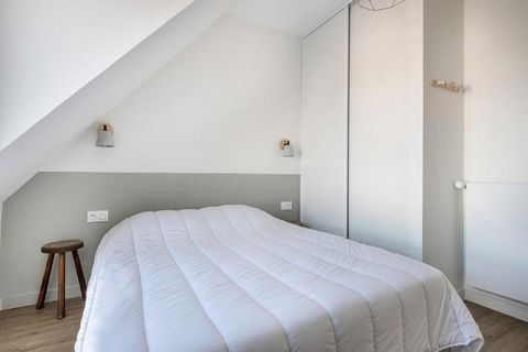 Une douce brise marine vous enveloppe dès que vous franchissez le seuil de cette charmante maison moderne du sud de la Bretagne. Située à quelques mètres du port de pêche de Saint-Jacques et entourée par la beauté naturelle de la côte atlantique et d...