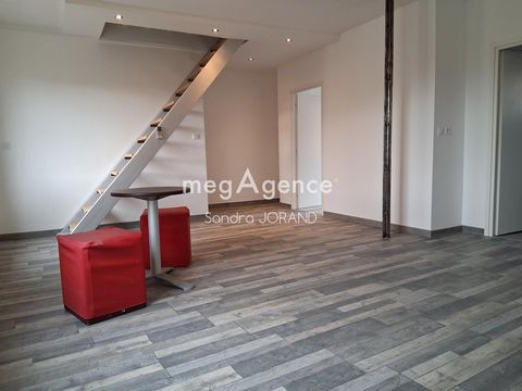 Situé à Romans-sur-Isère (26100), cet appartement refait à neuf, bénéficie d'un emplacement idéal a proximité de nombreux commerces, restaurants. Cet appartement F3 en duplex de 73 m2 de surface au sol, et refait à neuf, se distingue par sa modernité...