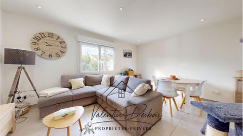 Valentin DESBOIS vous propose cette charmante maison de ville à CARCASSONNE Elle est composée au rez-de-chaussée d'un grand garage avec buanderie, offrant de nombreux espaces de rangement et un accès direct à la maison. Au premier étage, une belle pi...