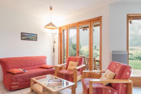 The Maison Individuelle Récente, composed of 2 apartments, is located 650 m from Monetiers village center and 1 km from the ski slopes of Serre Chevalier. The departure of free shuttle is located 300 m from the building. Surface area : about 64 m². O...