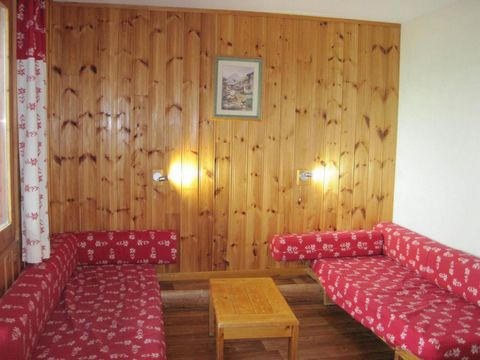 The residence Avrières is located in Montchavin, 250 m from the shops and resort center where you will find all the activities and restaurants. This residence is idealy situated 150 m from the ski lifts and ski slopes. The ski school and nursery is l...
