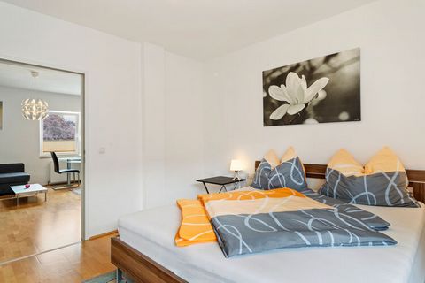 Das schwarz-weiß gehaltene Apartment in Innsbruck mit 1 Wohn-/Schlafzimmer und 1 Schlafzimmer für eine kleine Familie oder eine Gruppe von 4 Personen ist mit klassischem Holzfußboden ausgestattet. Im Wohnzimmer können Sie auf dem Flachbildfernseher I...
