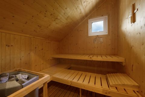 Ten piękny drewniany domek dla maksymalnie 10 osób znajduje się w przyjaznej rodzinom wiosce domków na słonecznym zboczu, w otoczeniu pięknych gór, w środku obszaru Hohentauern, na wysokości 1250 metrów. Domek jest w pełni wyposażony, posiada otwartą...