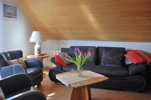 En las afueras del Mar Báltico, Kühlungsborn / West, se encuentra este apartamento familiar con balcón en el piso superior de una casa familiar. Está a aproximadamente 1,5 km de la amplia playa de arena del mar Báltico. Este apartamento de 3 habitaci...