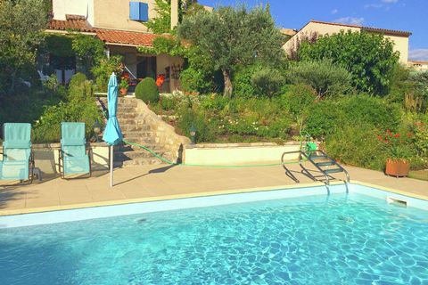 Cette villa provençale accueillante est située à la frontière du Var et des Alpes-de-Haute-Provence. La maison dispose d'une belle piscine luxueuse et d'un jardin verdoyant. Elle est accueillant et confortable et vous y trouverez 4 chambres et 2 sall...
