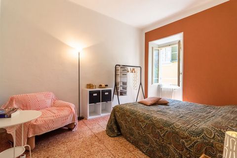 Dit authentieke appartement ligt in Cannero Riviera, in Italië. Er zijn 2 slaapkamers die aan 4 personen een slaapplek bieden. Het is de perfecte accommodatie voor een gezinsvakantie. Je hebt een heerlijk balkon waar je in de zomer van de zon kan gen...