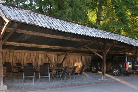 Dit stenen vakantiehuis in de Ardennen beschikt over een mooie woon/eetkamer met een open haard en een stijlvolle inrichting. Het huisje in een oude molen biedt comfortabel plaats aan families, gezinnen en vrienden en het is bovendien geschikt voor é...