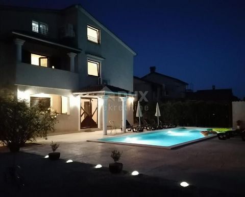 Location: Istarska županija, Poreč, Poreč. È in vendita una bella casa moderna con piscina e vista sul mare. Si trova in una posizione tranquilla ed è immerso nella natura e nel verde. La casa ha una superficie totale di 320 m2 con annesso giardino d...