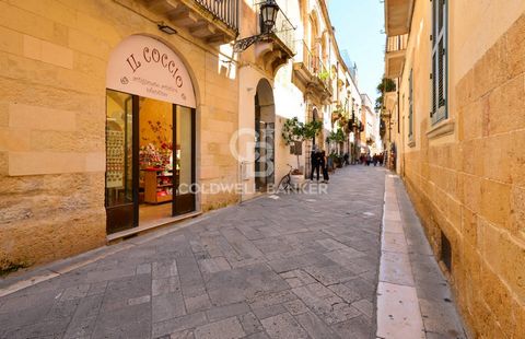 LECCE Au cœur du centre historique de Lecce, entre Porta Rudiae et Piazza Duomo, sur l’une des rues principales dédiées aux promenades des touristes et aux boutiques d’artisanat local, nous proposons à la vente un grand magasin situé au rez-de-chauss...