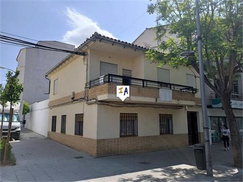 Cette propriété de 6 chambres située au centre est située dans une zone commerciale privilégiée à Baena, dans la province de Cordoue en Andalousie, en Espagne. La propriété comprend un terrain de 237m2, une maison de 2 étages de 200m2, un garage de 5...