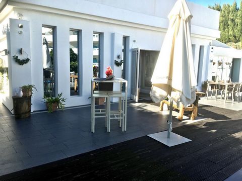 Magnificent commercial property located in the El Paraíso area for sale , near a hotel and surrounded by other renowned restaurants. It consists of a 150m² restaurant on the ground floor, with a 240m² terrace, and a luxury apartment on the upper floo...