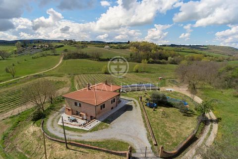 This beautiful property, of a total of approx. 350 sqm, consists of a splendid farmhouse with swimming pool and a warehouse. The brick and stone farmhouse is on two levels. The ground floor houses an open space kitchen and living room, a bathroom, a ...