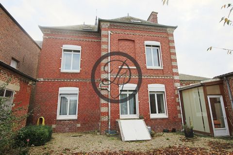 Breteuil / Montdidier axis Former presbytery offering entrance double living room, kitchen, bedroom, office, laundry, wc. Upstairs landing serving 4 bedrooms, bathroom, wc In the second office, 2 rooms, wc. Attic, cellar, outbuildings. All on a plot ...