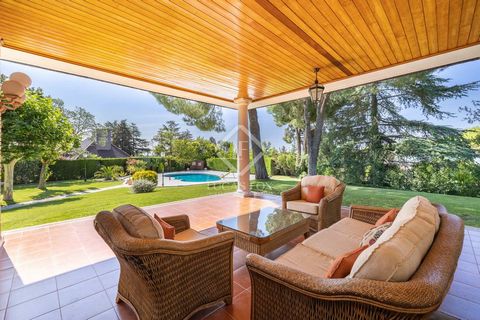 Lucas Fox is proud to present this wonderful independent villa , with six bedrooms, with a beautiful and consolidated garden with a pool, located in the best area of Las Lomas, in Boadilla del Monte. This villa is a true gem. Its exquisite HERRAIZ de...