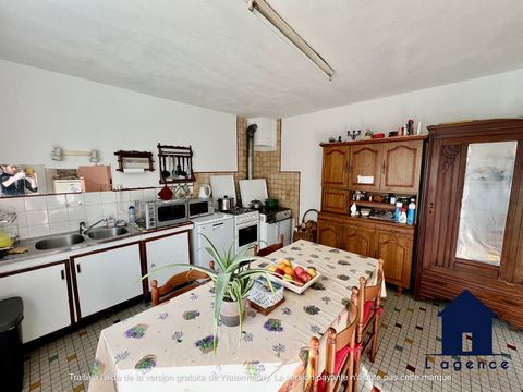 In the quiet of a dead end in Guidel, family house of the 70s comprising on the ground floor: entrance, living room / living room, separate kitchen, a bedroom, laundry room, toilet. Upstairs: 5 bedrooms, bathroom, toilet. Enclosed garden with trees. ...
