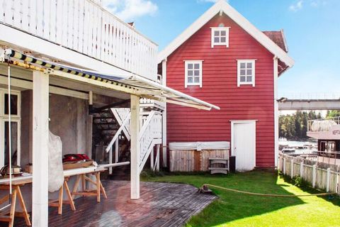 Holiday house with idyllic location in a maritime environment in Spjeldnessundet, in the middle of Nordhordaland UNESCO Biosphere. Final cleaning included. Holiday house with large, combined living and kitchen area. The living area has two seating ar...