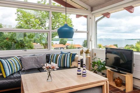 With a beautiful view of the Little Belt and Genner Bay, this holiday home is located in a beautiful area surrounded by beautiful nature and golf course in one of Denmark's most beautifully located holiday centers, where in the summer months there is...