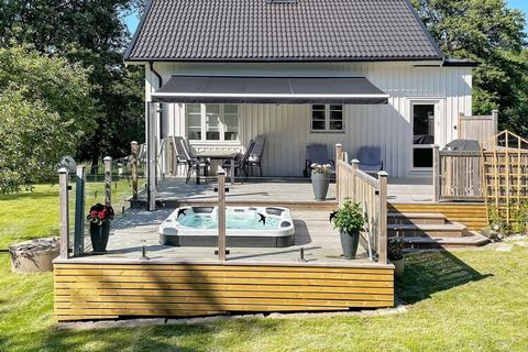 Welcome to this family-friendly, genuinely cozy and completely newly renovated cottage near Brofjorden's surging sea and salty baths and the nice and family-friendly bathing place at Govik, perfect for wonderful swimming and crab fishing. Here you li...