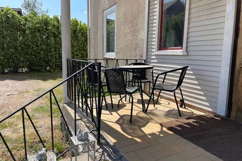 Nice apartment on the ground floor in Mörlunda where you have many beds and a large pleasant park-like garden to enjoy in. The apartment has a fresh, spacious kitchen with a dining area. In the living room you have a large sofa where you can lean bac...