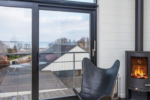 Ferienhaus mit Whirlpool und in schöner Naturumgebung nur 250 m vom Meer und einem kinderfreundlichen Strand entfernt gelegen. Das Haus ist etwas höher gelegen und bietet eine schöne Panoramaaussicht auf das Meer vom Wohnraum und der einen Terrasse a...