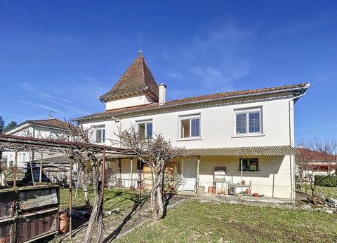 Between Lacapelle Marival and Saint Cere, Selection Habitat is pleased to present this very beautiful house, located in a housing estate, with all amenities less than 5min away. House built in 1963, on a plot of 600m2 with an outbuilding and a spring...