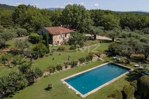 In the heart of the charming Canton de Fayence, in Tourrettes, you can discover this superb stone built sheepfold. In a peaceful and green setting, this property is a haven of peace, combining charm and authenticity. The eighteenth-century sheepfold ...