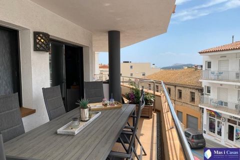 EXCLUSIVE - Magnificent apartment of high standing, built in 2005, located in the heart of L'Escala, within a building of only 9 neighbors, suitable for living all year round. It has a lift and a parking space. Totally south facing, with sun all day,...