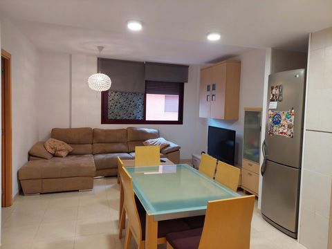 Gelijkvloers appartement in Estació de L'Aldea gebied (Tarragona), 61.00 m². oppervlakte, een tweepersoonskamer en een eenpersoonskamer, een badkamer, ingebouwde kasten, woning in goede staat, ingerichte keuken, keramische vloer, gelakt aluminium bui...