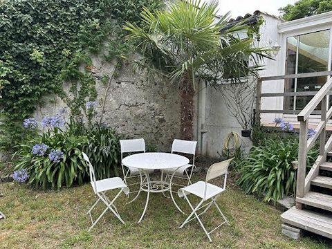 NOIRMOUTIER (85330) - Very sought after location in the heart of the castle district! A lot of charm for this house of about 107 m2 currently offering a large entrance (which can be transformed into a bedroom), 2 large bedrooms, a beautiful living ro...