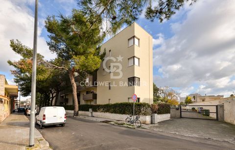 LECCE In a quiet residential area, a few steps from Parco Tafuro and the city center, we offer for sale a large and bright apartment of approximately 135 sqm, with garage, located on the 1st floor of a condominium context embellished with large green...