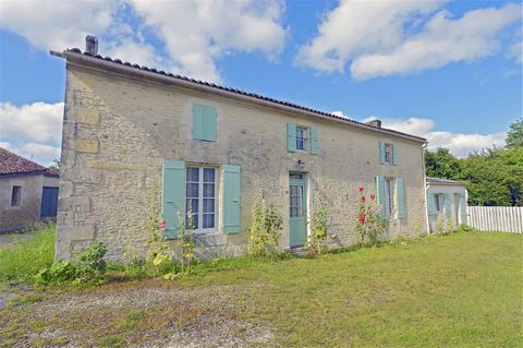 South of Charente-Maritime, about twenty minutes from the beaches of Meschers-sur-Gironde. This large, immediately habitable old house, six rooms with several outbuildings, an above-ground swimming pool with a courtyard next to it to shelter from the...