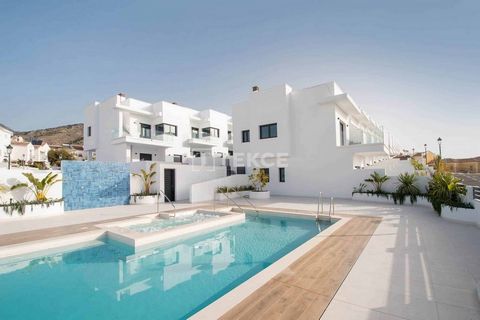 2+1 en 3+1 Villa's in Nerja met Vrijstaande Tuinen en Solariums Nerja is een bekend gebied aan de Costa del Sol Spanje met lange stranden, vriendelijke gezichten en schilderachtige uitzichten. ... liggen op korte afstand van Malaga en Granada. De vil...