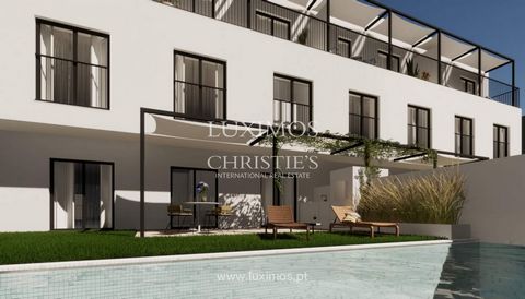 Building located in Tavira, with 14 apartments of typologies T2, T3 and T3 Duplex. This structure contains two swimming pools , one indoor and one outdoor , as well as a fitness centre, jacuzzi and sauna . It is composed of three floors and offers br...