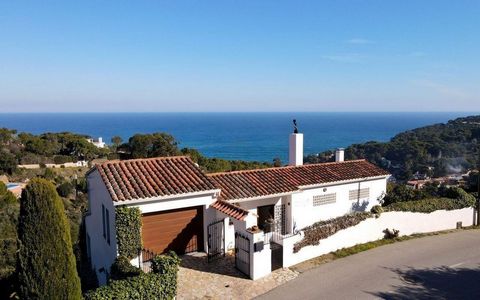 Mediterranean style house with excellent sea views, located about 800 meters from Sa Riera beach, and 1,5 km to the center of Begur. Distributed on three levels, it consists of a cozy living room with access to a large terrace, wc, bathroom, big kitc...