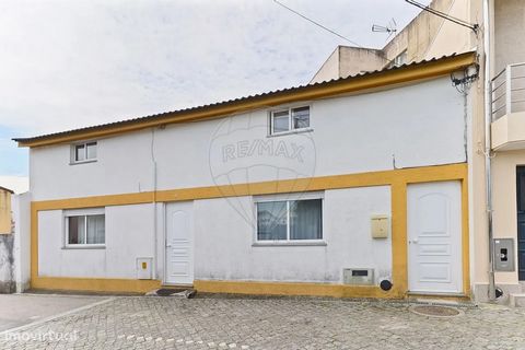 Have you ever imagined yourself living in a quiet place, away from the hustle and bustle of the big cities but close to everything essential?   This is what you can have when choosing this 3+1 bedroom villa, in the heart of the village of Pardilhó. O...