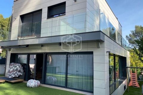 Modern house for sale in the Montemar area of ​​Castelldefels. Montemar is a fully residential area comfortably located from all commercial and educational infrastructure, El Prat airport and Barcelona City. The building area of ​​the house is 340 m2...