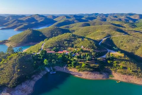 Een waar paradijs in Portugal te koop in Odemira. Een succesvol toeristisch etablissement met 16 slaapkamers (waarvan 14 ensuite). Dit landgoed van 5,75 hectare ligt aan het meer van Santa Clara en is een volledig off-grid, afgelegen, legaal, volledi...