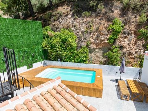 Stunning villa with private pool above Cómpeta. House fully furnished and decorated in a rustic style and fully equipped. The living room provides warmth through its ceilings with wooden beams and its wood-burning fireplace. The kitchen is spacious a...