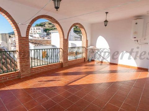 On a beautiful street in the charming village of Sedella is this wonderful 3-story house with a terrace. On the ground floor we find a large living room with a pellet stove, a kitchen, a bathroom with a shower and a small patio. The first floor compr...
