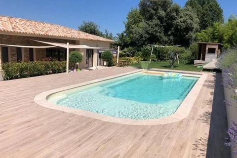 In a sought-after residential area of La Motte, close to shops, schools and amenities, this recent, modern and Provençal-inspired villa, on one level, seduces with the brightness of its volumes, the quality of the services and materials (double flow ...