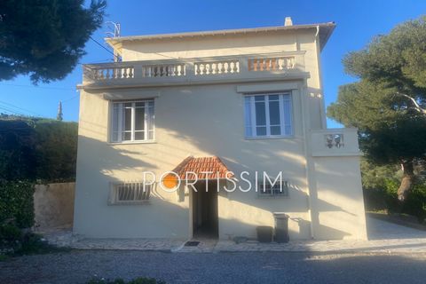 SAINT-LAURENT-DU-VAR: HEIGHTS In a quiet sought-after area, lots of potential for this Nice bastide of around 180m² on 3 levels that we invite you to visit. It is composed of an independent studio of 30m² as well as a 4-room apartment upstairs. The w...