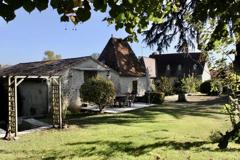 EXCLUSIVE TO BEAUX VILLAGES! This small estate comprises a main house, two smaller houses, barn and well planted gardens with swimming pool. It is in a highly desirable location in the heart of Entre-deux-Mers, one of Bordeaux's better known wine app...