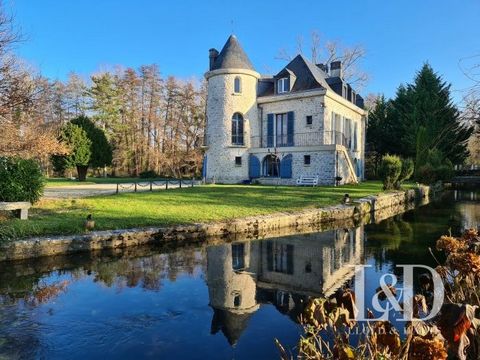 At the heart of this property, fully enclosed, of 8.1 ha divided between a park, clearings and a wood stands a majestic castle of 600 m², rebuilt in the 50s, spread over 3 levels accessible by two bridges spanning the arms of the Essonne river. As yo...