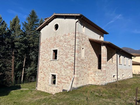 This rustic house for sale in Sant'Anatolia di Narco is a unique opportunity for those who want to live immersed in nature and the tranquility of the Umbrian hills. Built in 2010, this farmhouse was made with high quality materials and enjoys a rusti...