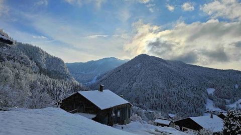 On the heights of Saint-Jean-de-Sixt, building land of 823 m2 serviced, located 3 km from the village centre and 5 km from the ski resorts of La Clusaz and Le Grand Bornand. PC purged for a living area of 230 m2 + 30 m2 of garage. East/South-West fac...
