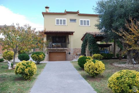 Discover comfort and tranquility in this property located in the La Canyera urbanization in Llagostera. This property, situated in a quiet and family-friendly area, stands as an ideal retreat for those looking for a quality home. The urbanization off...