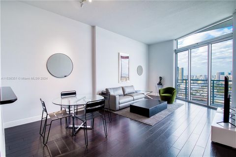 Live limitlessly in this sleek, stylish PENTHOUSE condo that offers 12'ft ceilings w/ endless views of Biscayne Bay, Port of Miami and Miami Beach. This highly sought after 