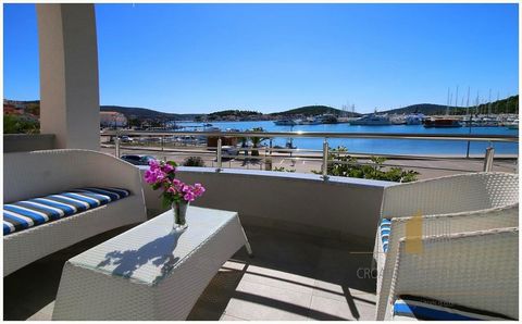 Eine wunderschöne neue Villa am Meer und Strand, in unmittelbarer Nähe von Marina Frapa, einem der schönsten und am besten ausgestatteten Yachthäfen im Mittelmeerraum. Die Villa wurde auf einem Grundstück von 600 m2 gebaut, sie hat eine Wohnfläche vo...